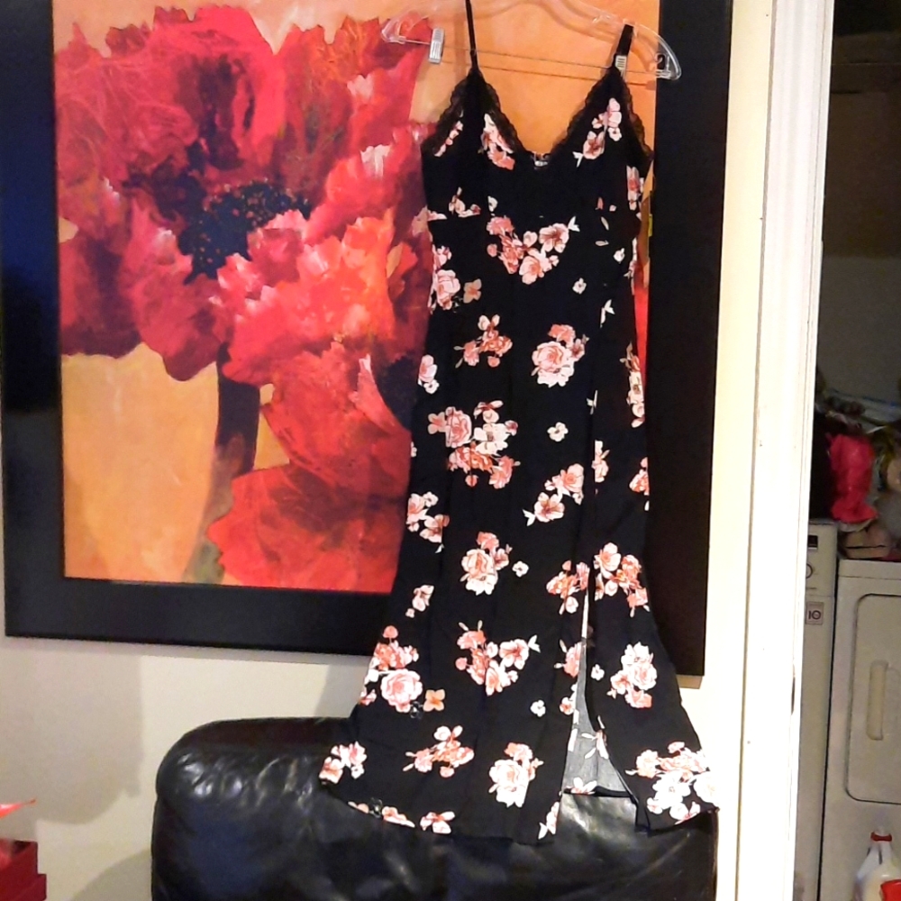 NWT MIDI SPAGHETTI STRAP SUN DRESS SIZE MED JUNIORS FLORAL